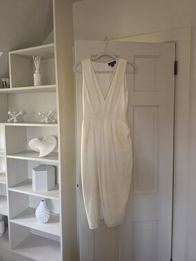 Stylestalker Sleeveless Ivory V-Neck Midi Dress